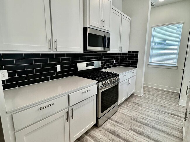 Building Photo - Modern Farmhouse montopolis