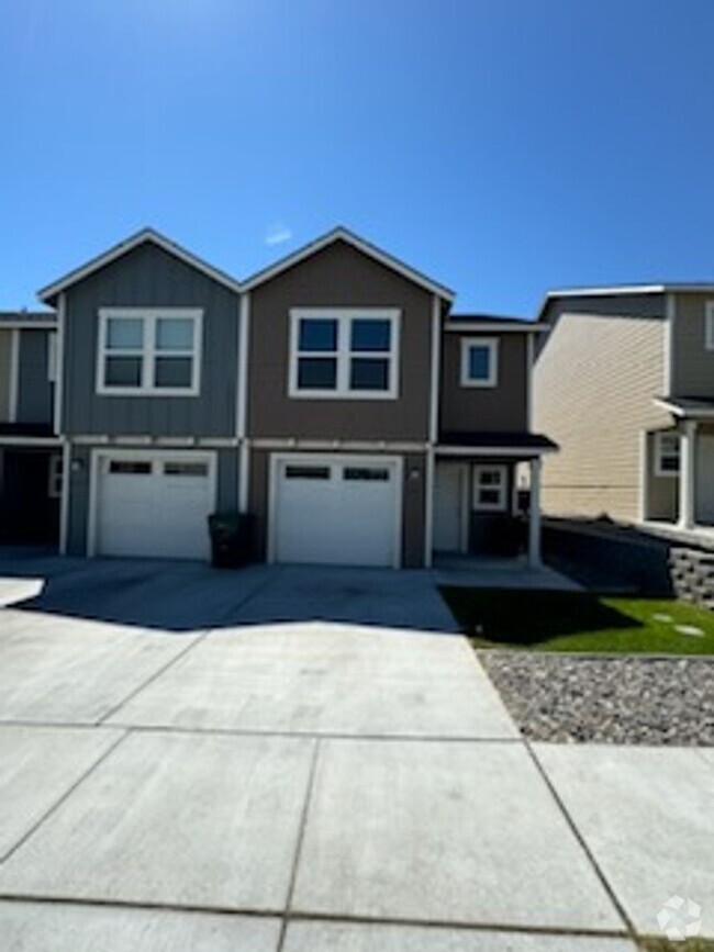 Building Photo - Partially Furnaced Townhome YOU NEED TO SE...