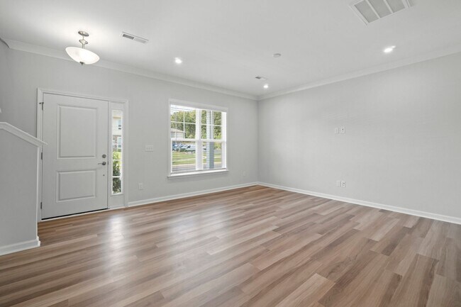 Building Photo - Like A Brand New 3 Bedroom Townhome in the...