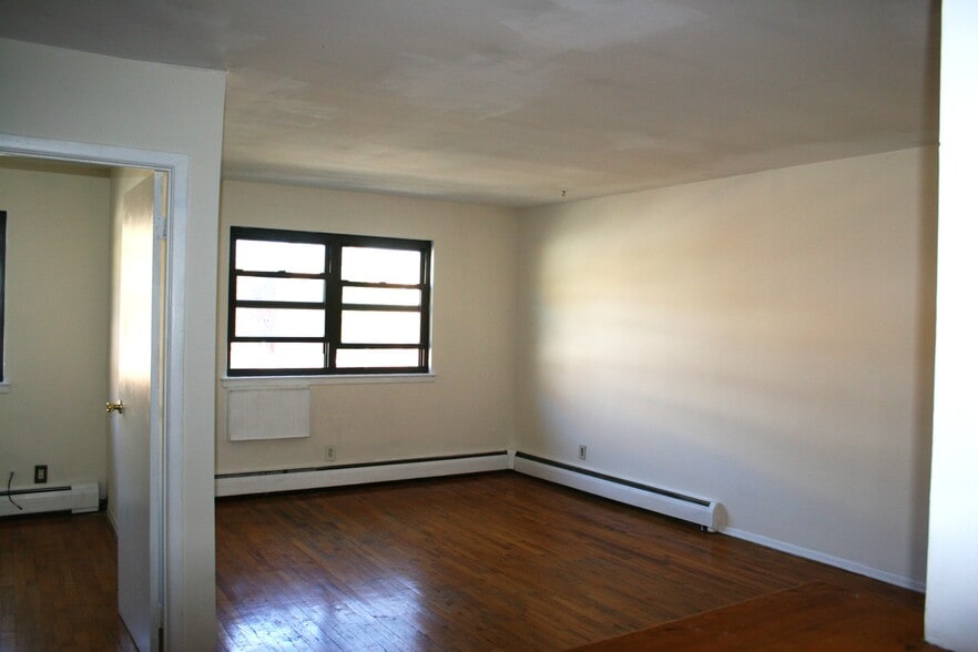 Building Photo - 31-48 48th St