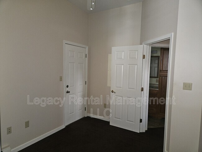 Building Photo - 283 E Main St