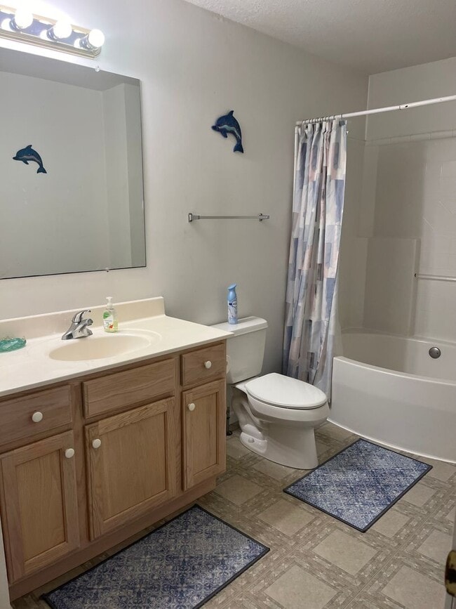 Building Photo - 3 Bedroom/2 Bathroom Furnished Rental Available from June 15, 2026 through March 31, 2027
