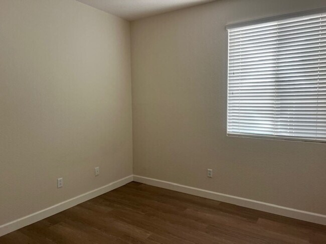 Building Photo - Single-Story 4 Bedroom House for Rent – Elk Grove