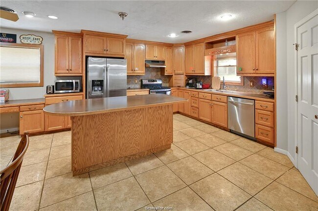 Building Photo - 305 W Brookside Dr