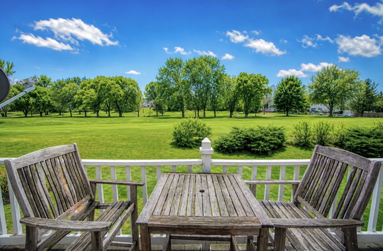 Large back yard! Opens up to park. Nice balcony - 1681A Vermont Dr