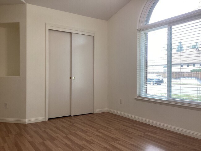 Building Photo - 7526 N Ellendale Ave