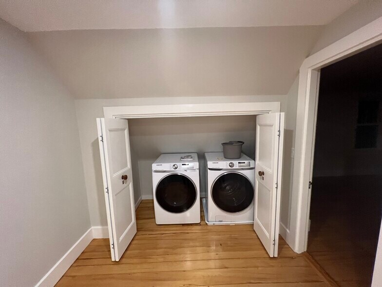 In unit laundry - 9 Waldeck St