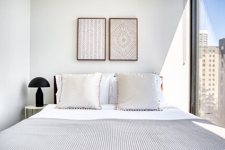 Building Photo - 704 Spring St