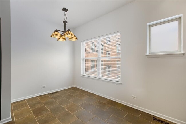 Building Photo - 4530 S Woodlawn Ave