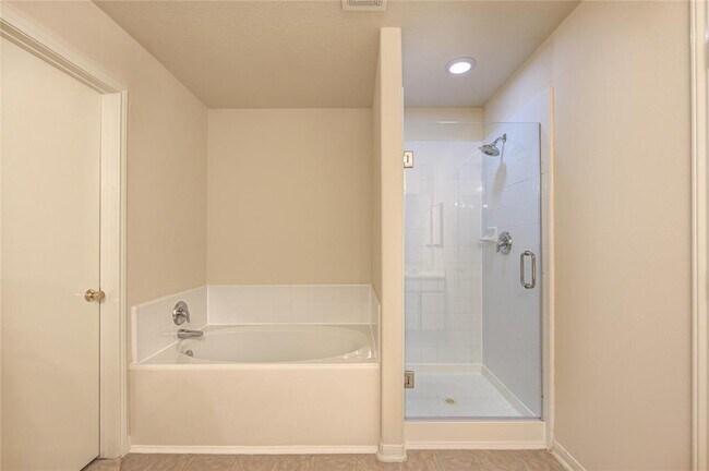 Building Photo - 3639 Barkers Crossing Ave