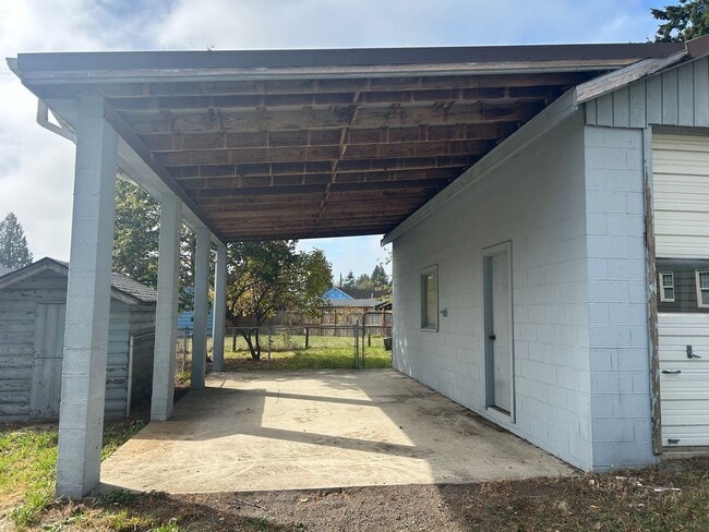 Building Photo - Charming 3 Bedroom Home