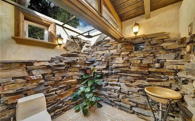 Building Photo - 4984 Topanga Canyon Blvd