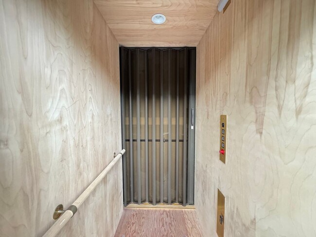 Building Photo - Stunning 5Bd/3.5Ba Home in Laguna Hills with a Pool and Elevator!