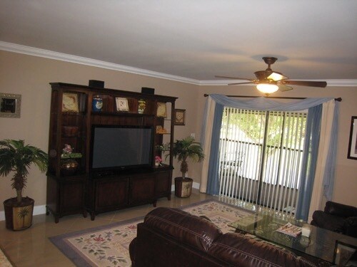 living room w/smart tv - 225 Deer Creek Blvd