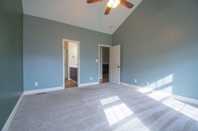 Building Photo - Available March 1! 4 Bedroom 2.5 Bathroom With Bonus and Screened in Porch!