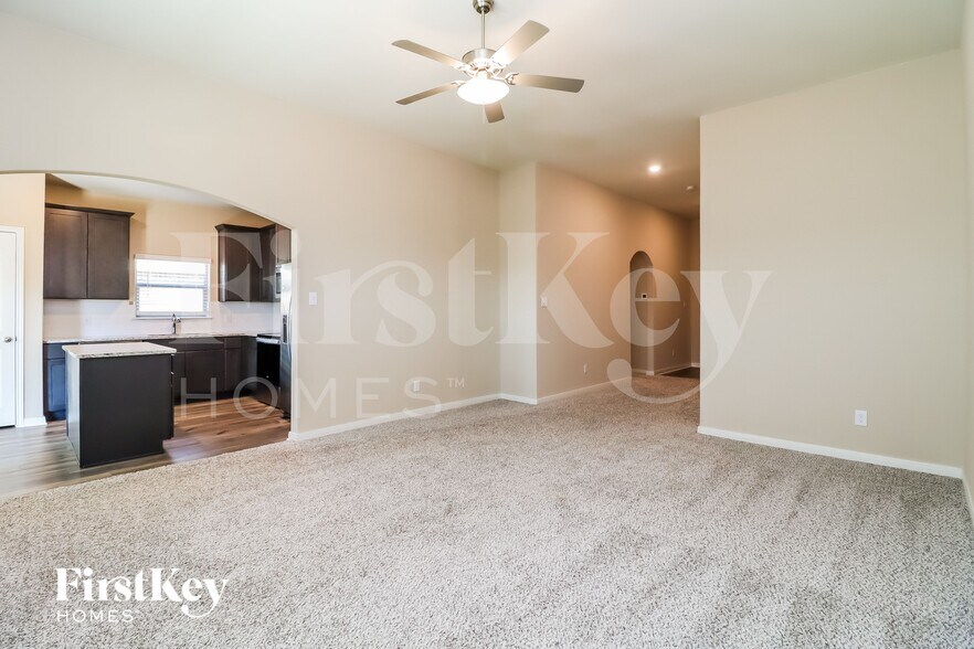 Building Photo - 7500 Pleasant Oaks St