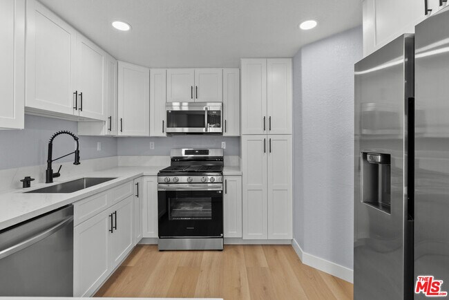 Building Photo - 18812 Vista Del Canon