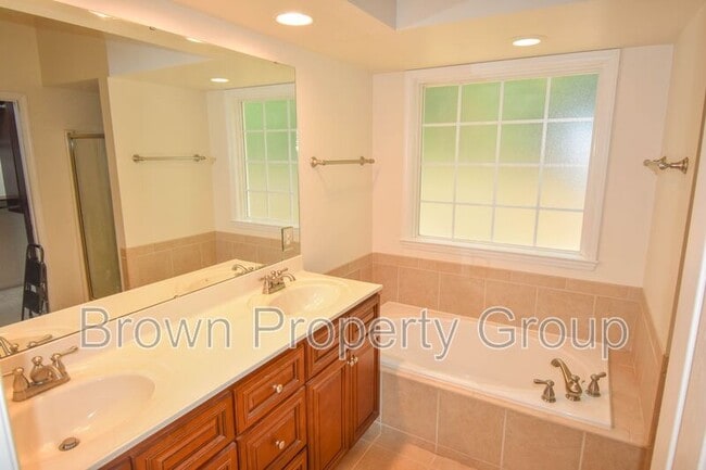 Building Photo - 3270 Argyll Dr