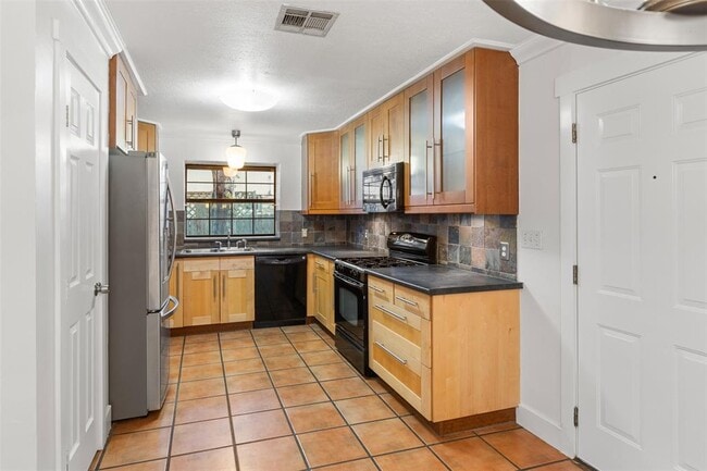 Building Photo - 6005 Sun Vista Dr