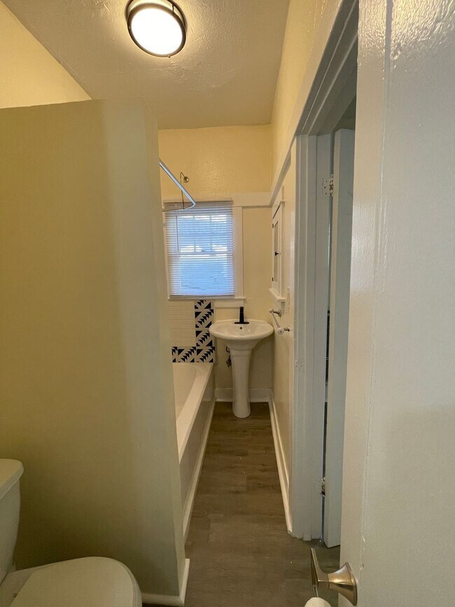 Building Photo - ECHO PARK studio ready to move in!!! Locat...