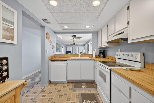 Building Photo - 10310 S Ocean Dr