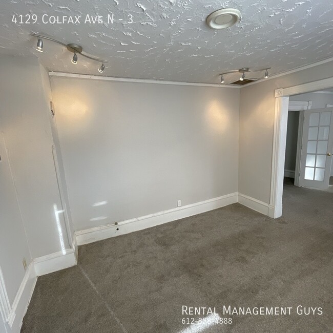 Building Photo - Nice 2 Bedroom! Laundry included, Off stre...