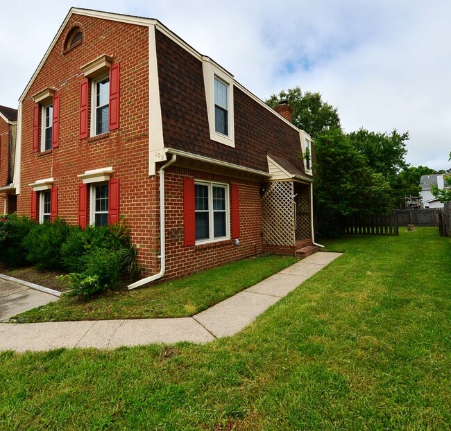 Building Photo - Close to Base, Beach and Downtown!