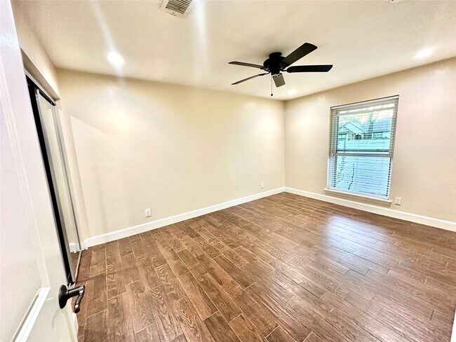 Building Photo - 2750 Manila Ln