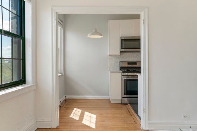 Building Photo - 14 N Chatsworth Ave