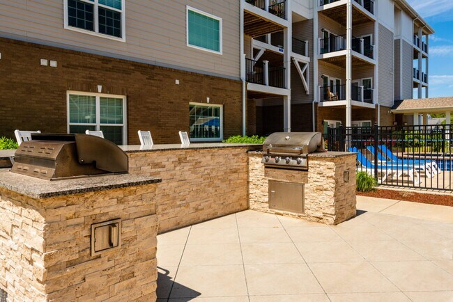 Building Photo - Alder Villa 122 1st Floor Courtyard View