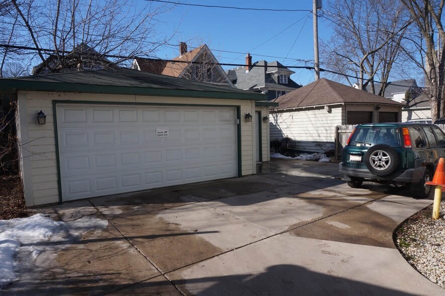 Building Photo - 3009 N Frederick Ave