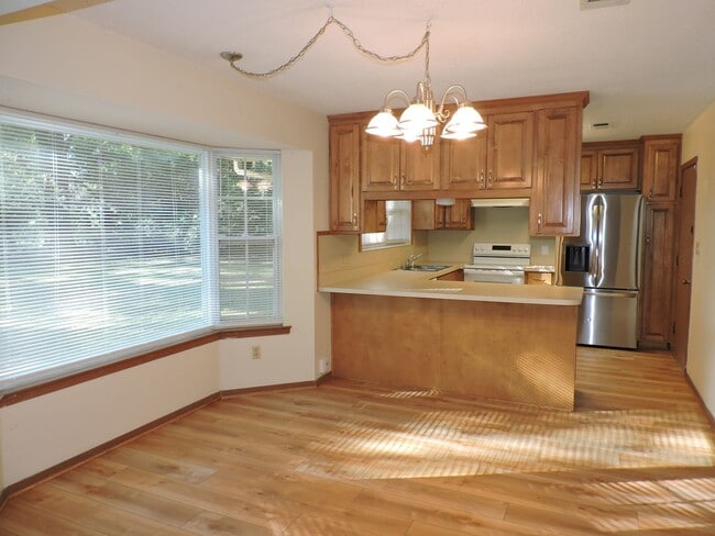 Building Photo - Convenient to interstate, schools & shopping!