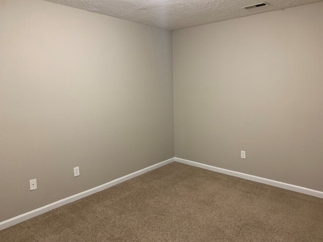 Building Photo - 3 Bedroom Townhouse Close to Liberty Unive...