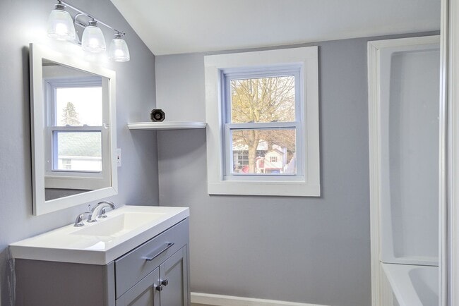 Building Photo - 903 Loney St