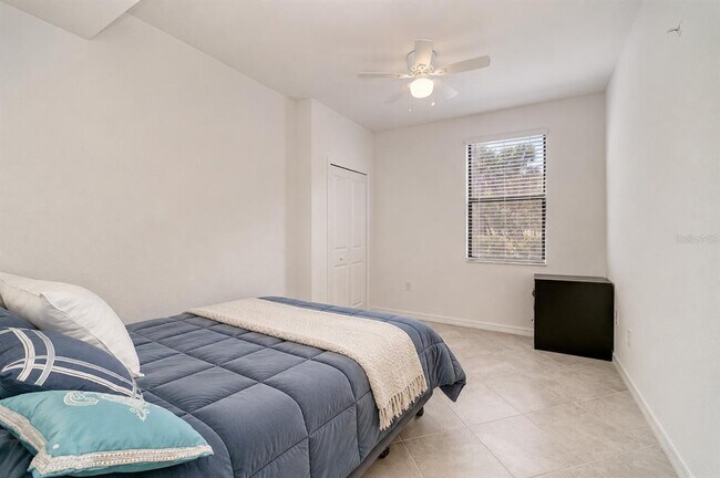 Building Photo - 5687 N Honore Ave