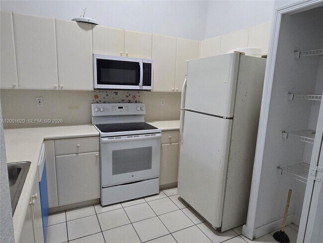 Building Photo - 2731 SE 17th Ave