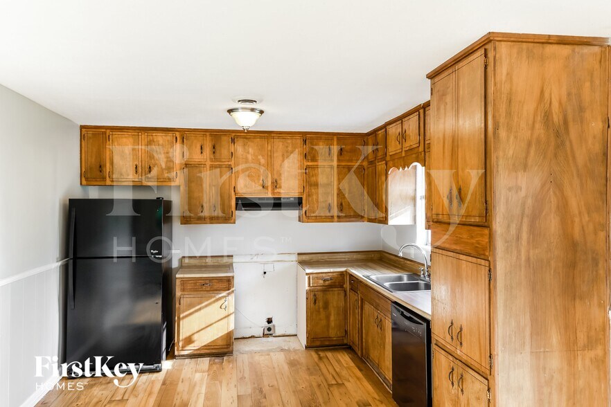 Building Photo - 5562 Hood St