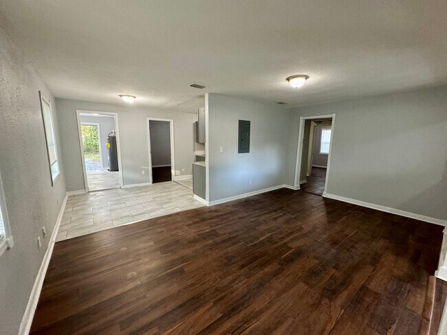 Building Photo - Renovated 3/2 Single Family Home Available Now!