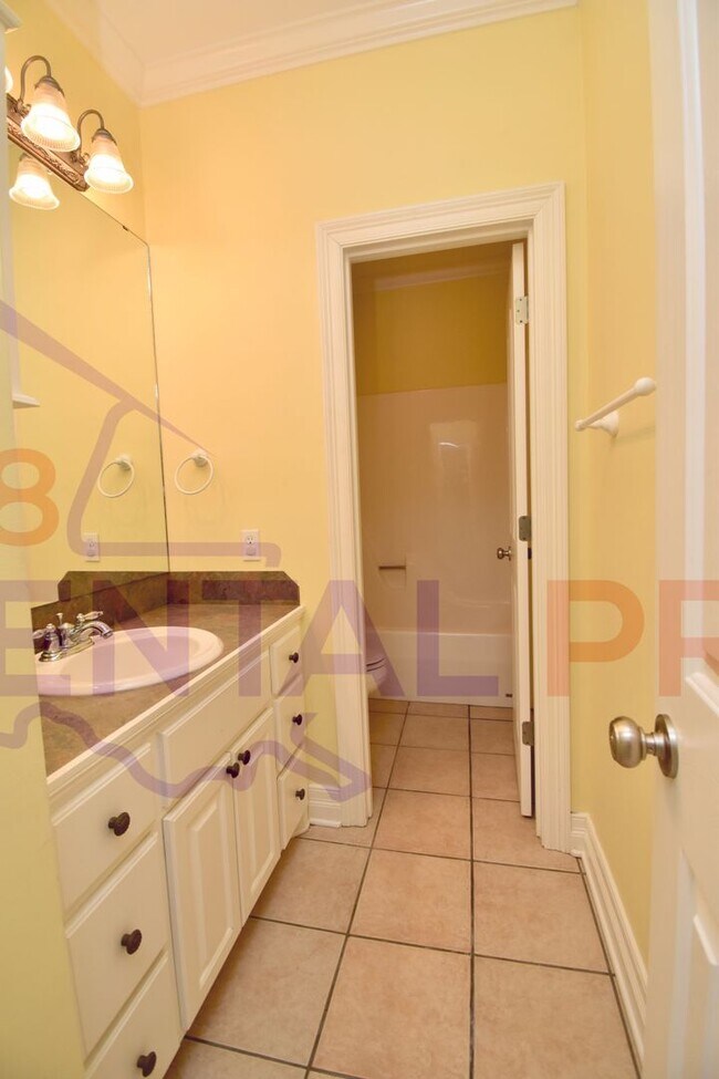 Building Photo - Updated 3 Bedroom, 2 Bath Home