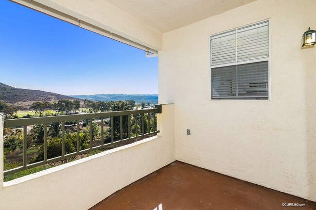 Building Photo - Stunning Hilltop Condo in North County!