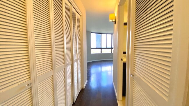 Building Photo - AVAILABLE JULY - 2 BED 2 BATH w/ 2 COVERED...