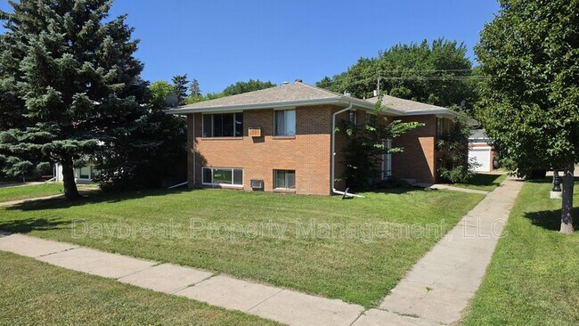 Building Photo - 32 10th Ave N