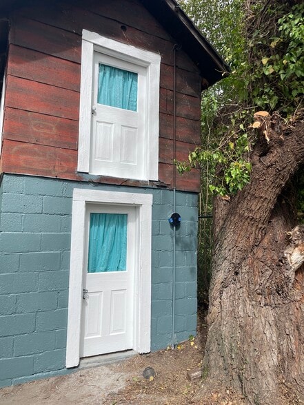 Building Photo - 905 Nash St E