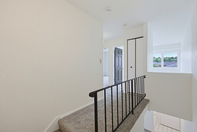 Building Photo - 52 Rosewood Dr