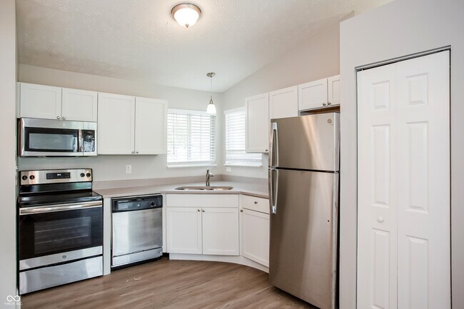Building Photo - 607 Woods Crossing Dr