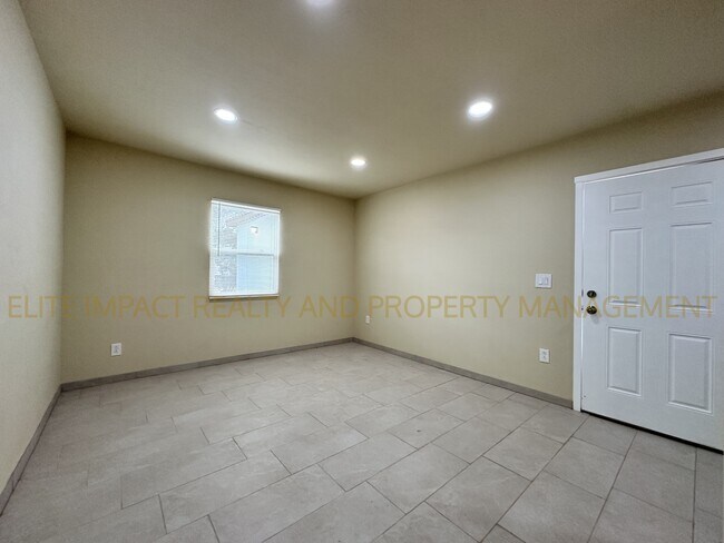 Building Photo - 440 S Sentinel Ave