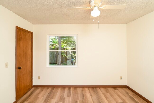 Building Photo - 328 Linden Rd