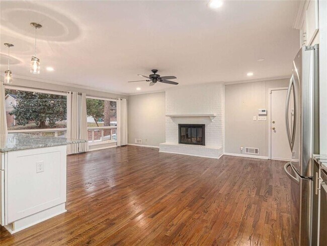 Building Photo - 3590 Cloudland Dr