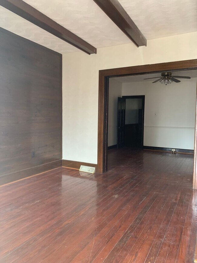 Building Photo - 4 bedroom, 1 bath, 3 story half double house