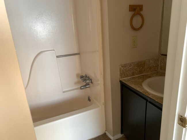 Building Photo - 2 bedroom 2 bath town home in a gated comm...